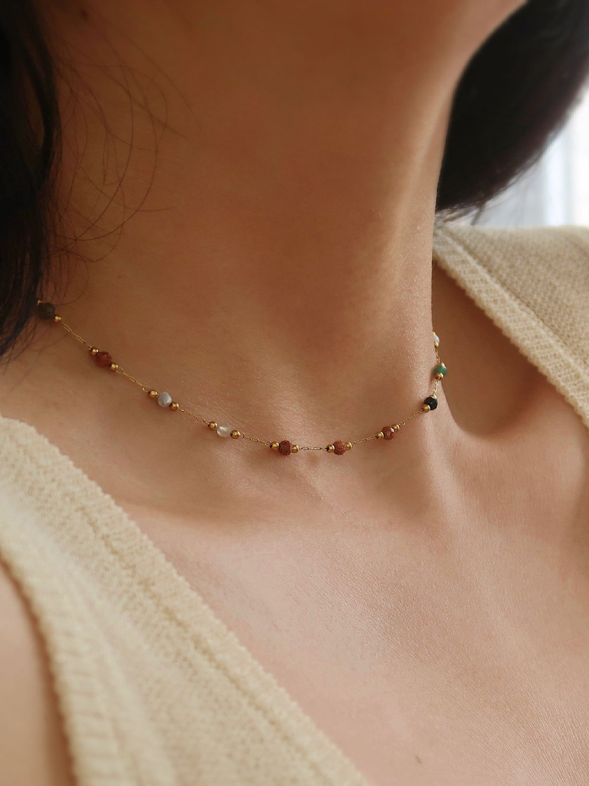 Renkli Boncuklu Bağlantılı Kolye Altın Yeşil Kristal Detaylı