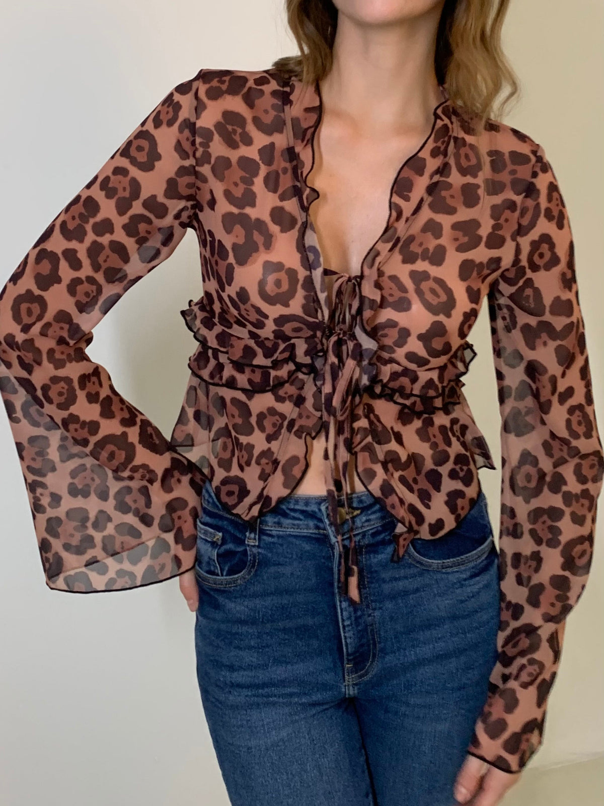 Leopar Desenli Yarı Şeffaf Volanlı V Yaka Bluz - 2. görünüm
