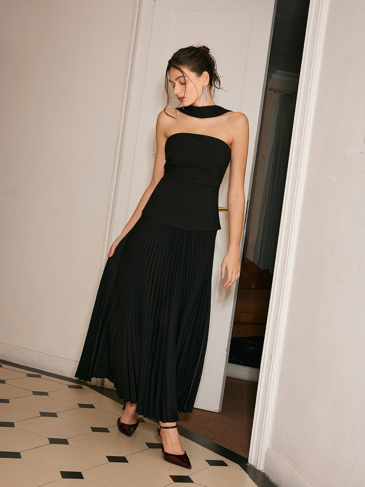 Choker Yaka Pileli Panel Maxi Elbise Siyah Kolsuz