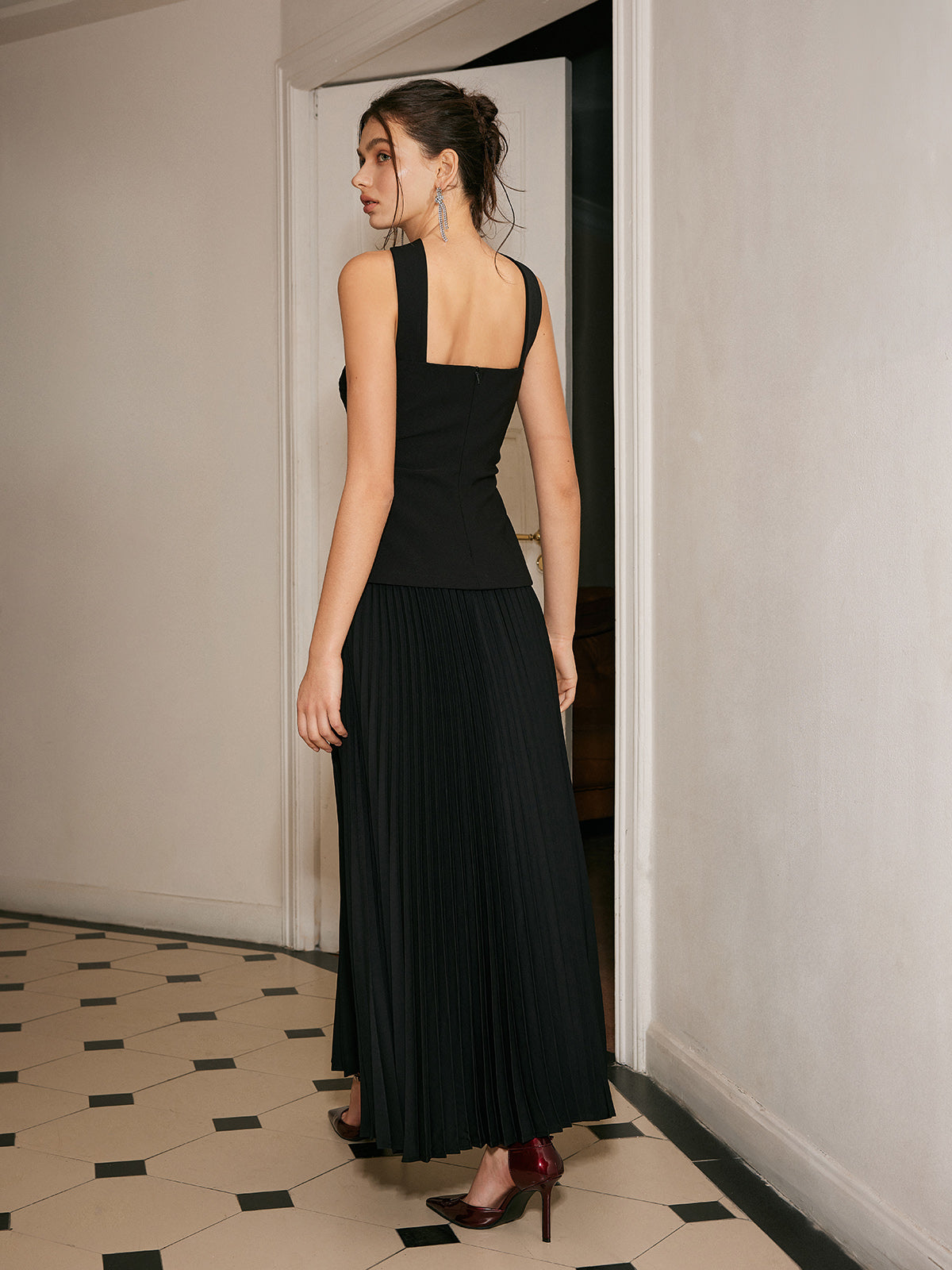 Choker Yaka Pileli Panel Maxi Elbise Siyah Kolsuz