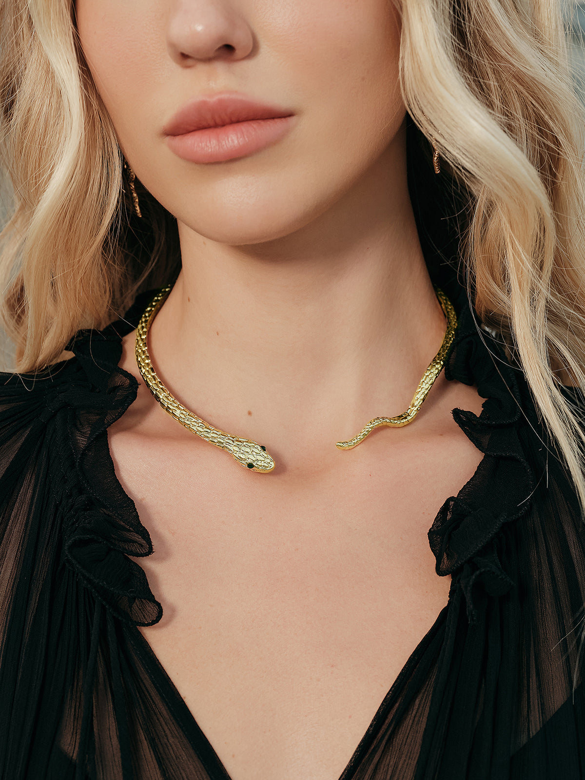 Şık Yılan Esintili Choker Kolye Altın Alaşım - 3. görünüm