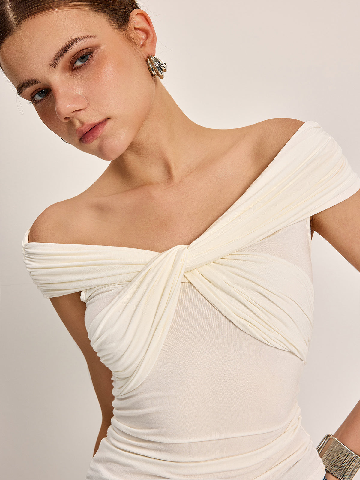 Omuz Açık Kırışık Düğüm Askılı Üst Beyaz Slim Fit