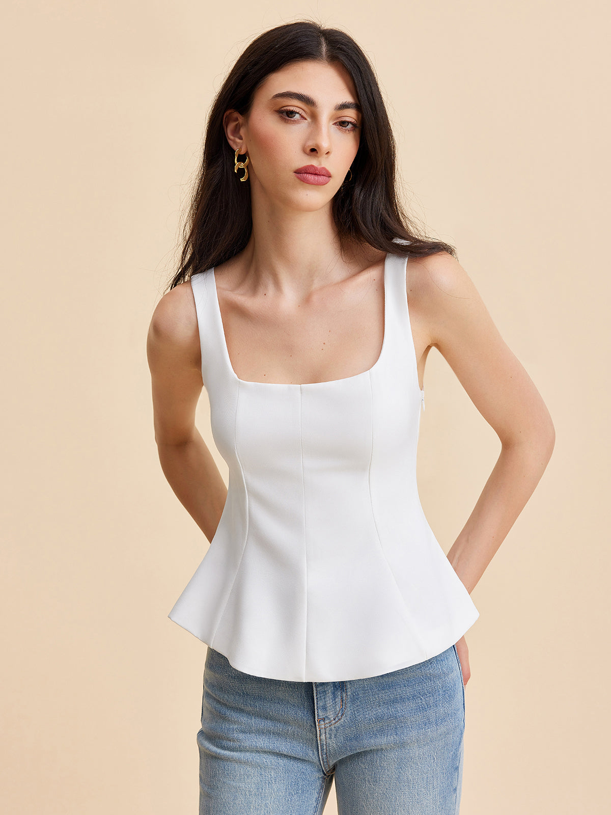 Kare Yaka Peplum Volanlı Bluz Beyaz Kolsuz