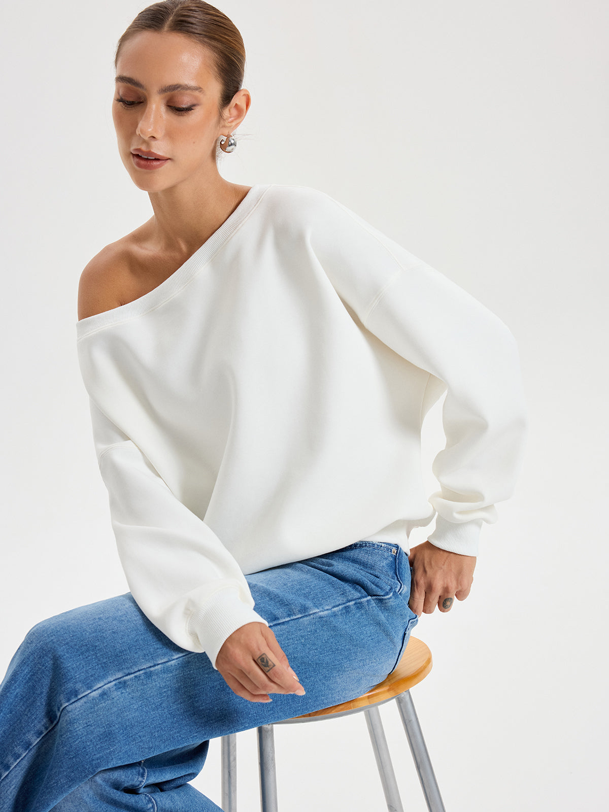 Omuzdan Açık Salaş Sweatshirt Beyaz Uzun Kol