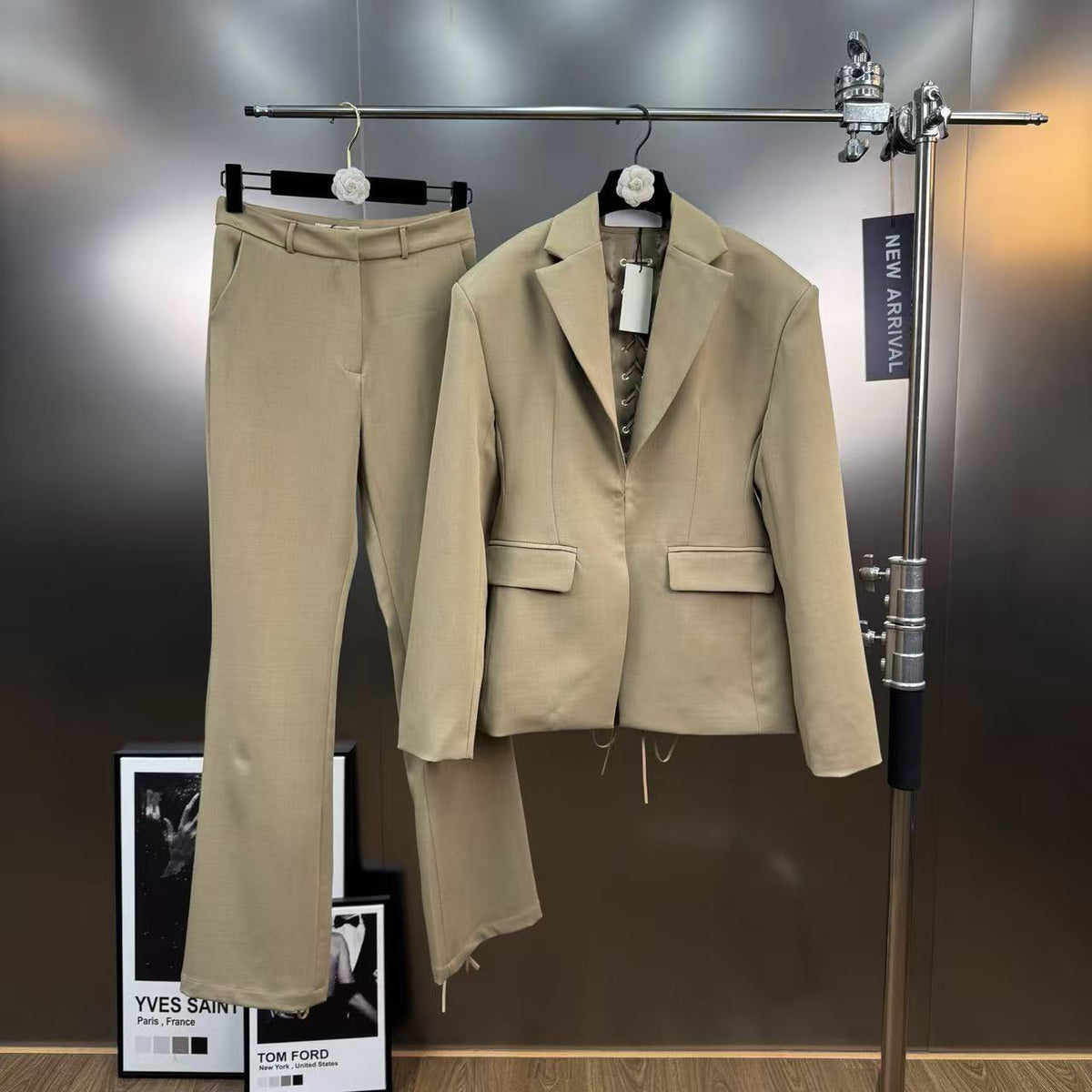 Dantel Bağlamalı Geniş Omuzlu Blazer Ve Pantolon Seti - Bej