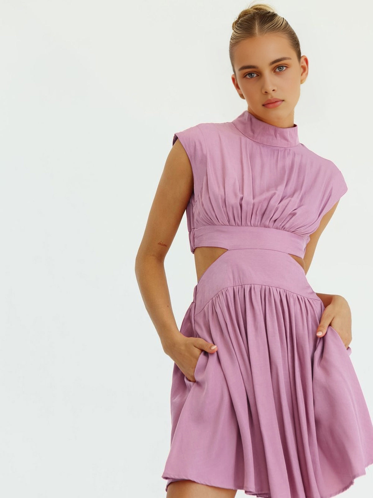 Kesim Detaylı Kolsuz Kısa Elbise Pembe Stand Yaka