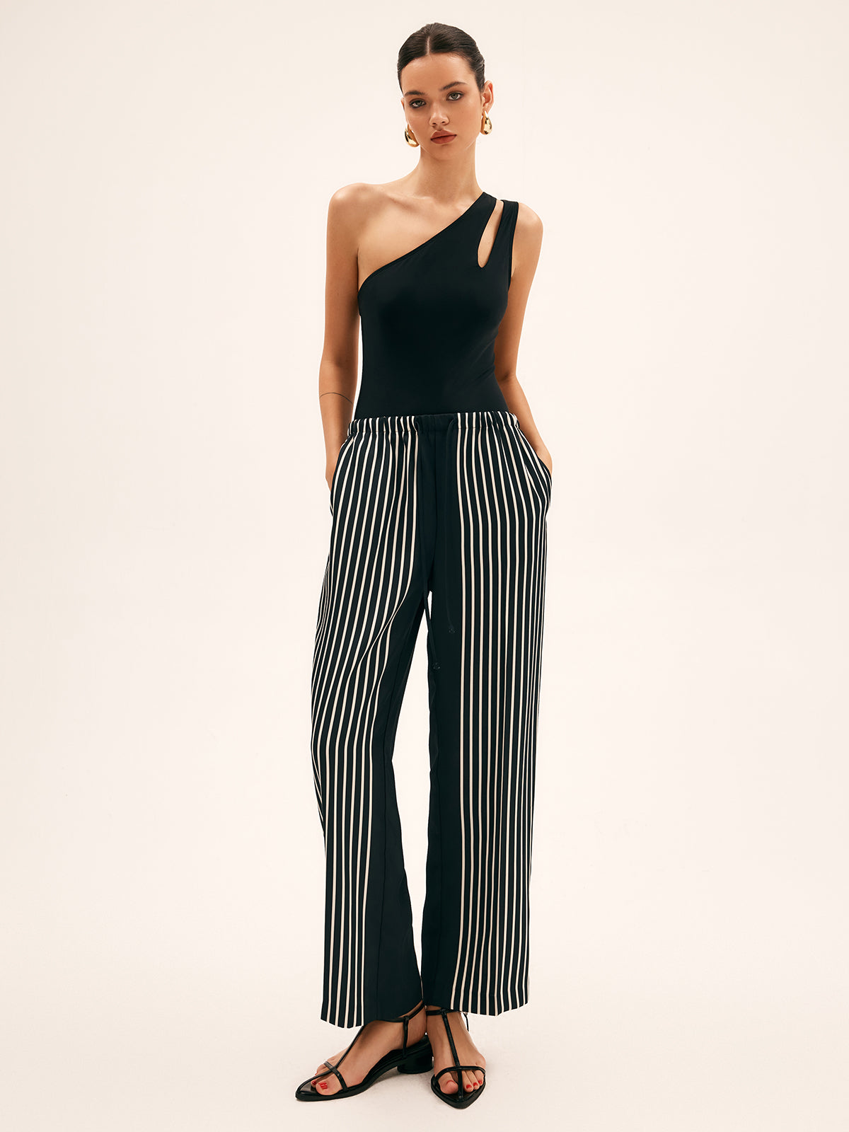 Asimetrik Kesim Tek Parça Mayo Siyah Cutout Detaylı