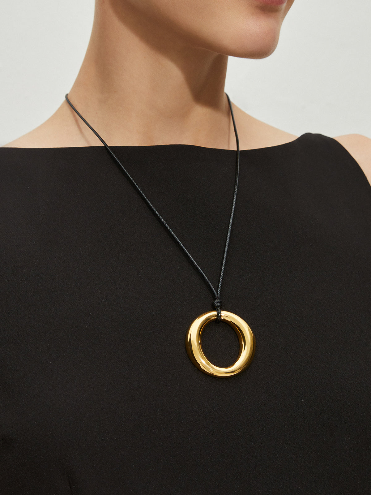 Altın Yuvarlak Kolye Titanyum Çelik Minimalist