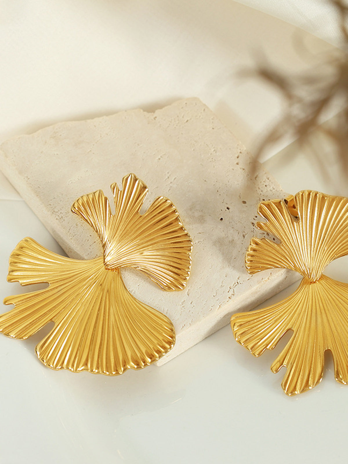 Ginkgo Yaprağı Dalgalı Küpeler Altın Titanyum Çelik
