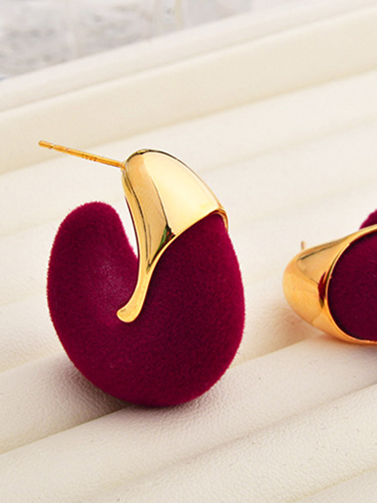 Peluş Kelepçe Küpe Bordo Kadife Detaylı