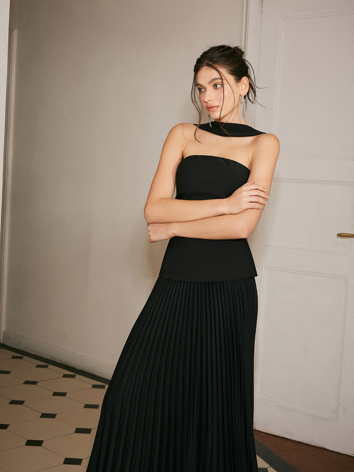 Choker Yaka Pileli Panel Maxi Elbise Siyah Kolsuz