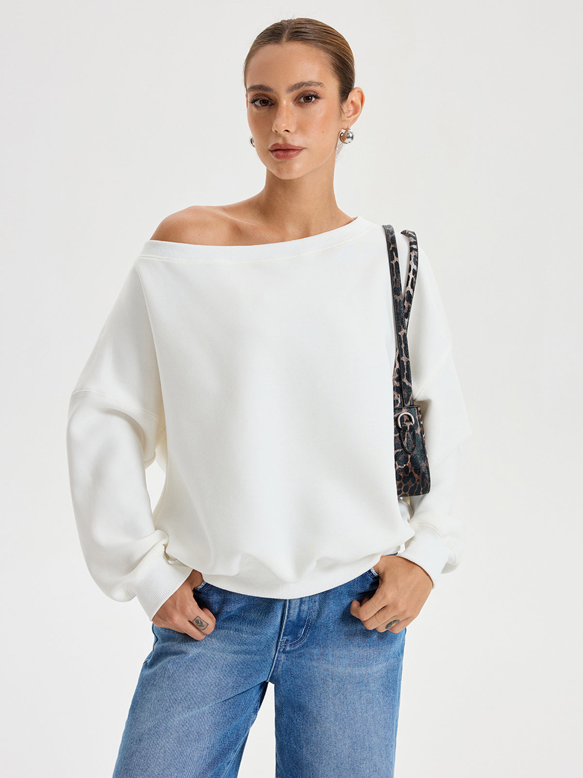 Omuzdan Açık Salaş Sweatshirt Beyaz Uzun Kol