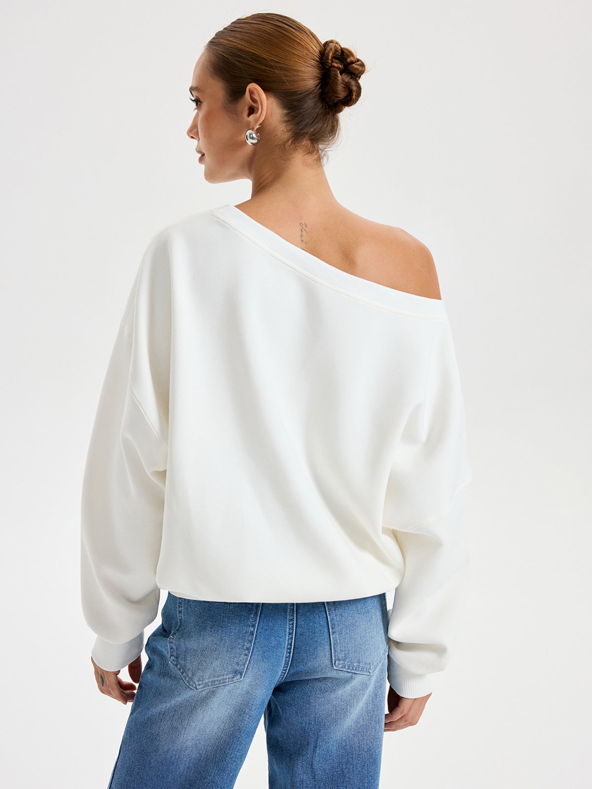 Omuzdan Açık Salaş Sweatshirt Beyaz Uzun Kol