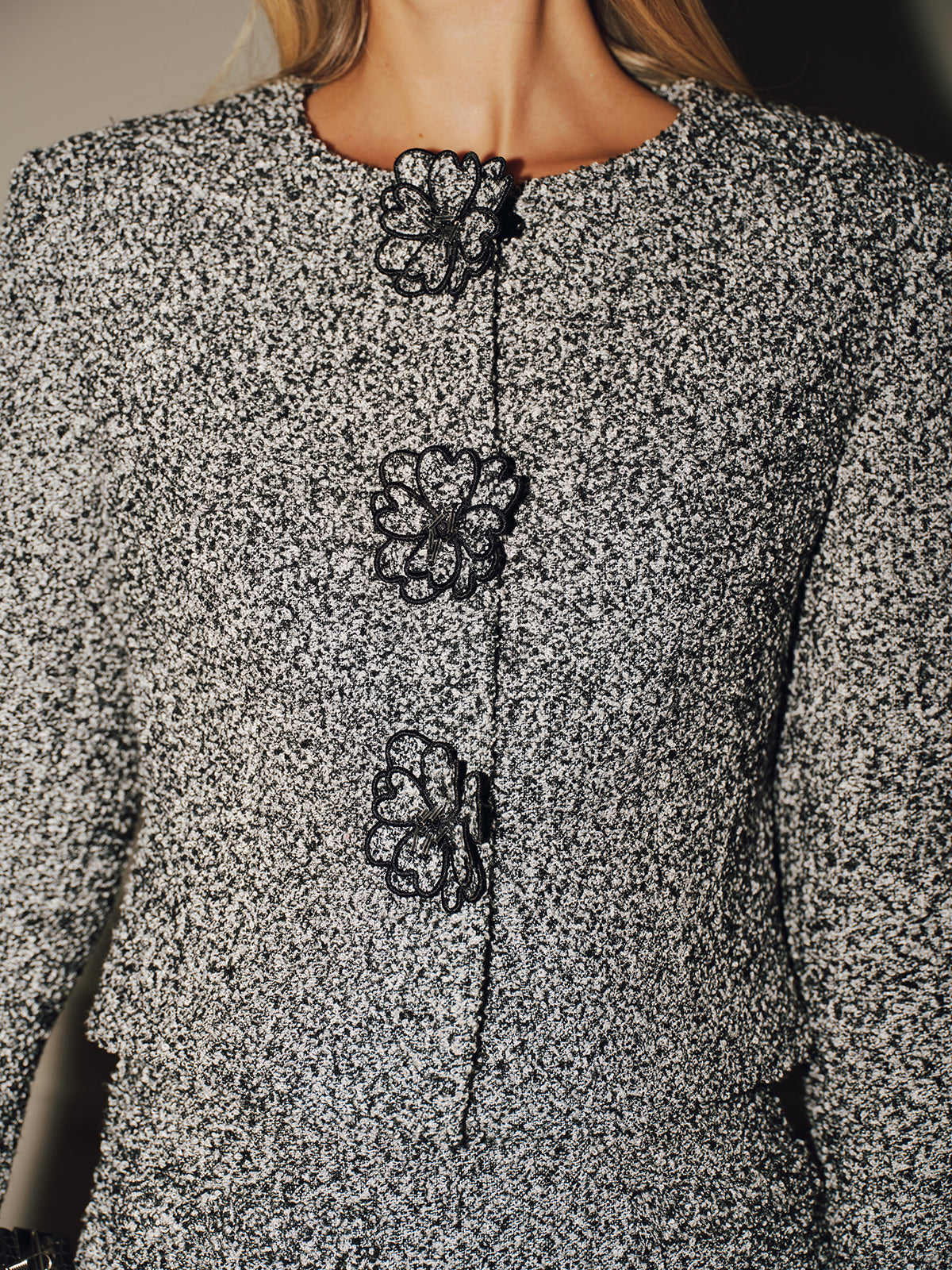 Üç Boyutlu Çiçek Detaylı Tüvit Blazer - Siyah Beyaz - görsel 2