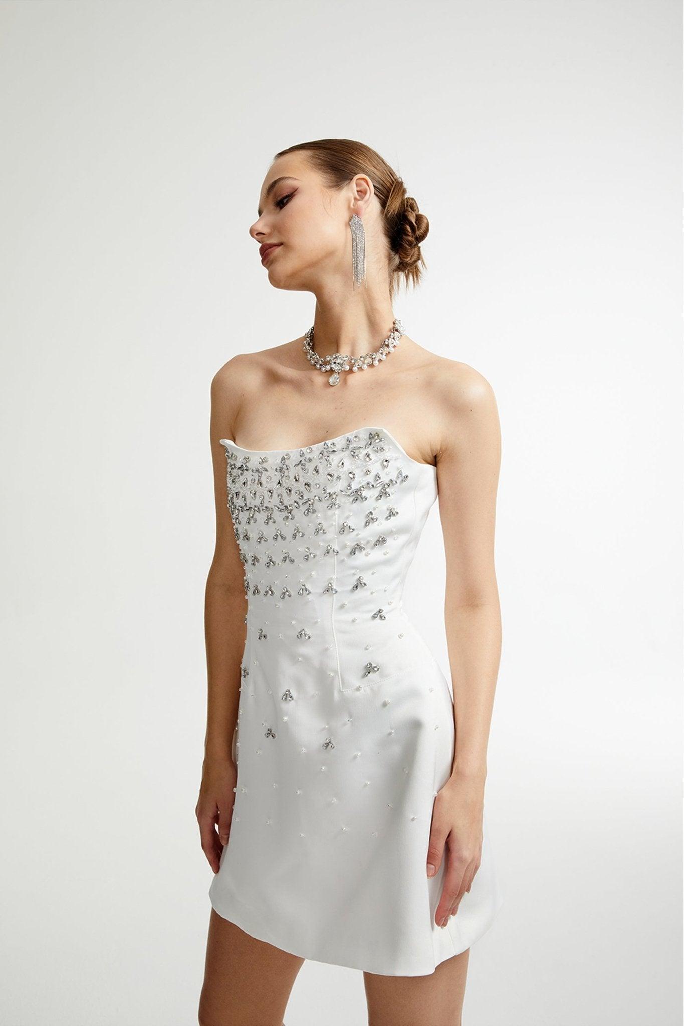 Radiance Elegance Beyaz Taş İşlemeli Straplez Mini Elbise